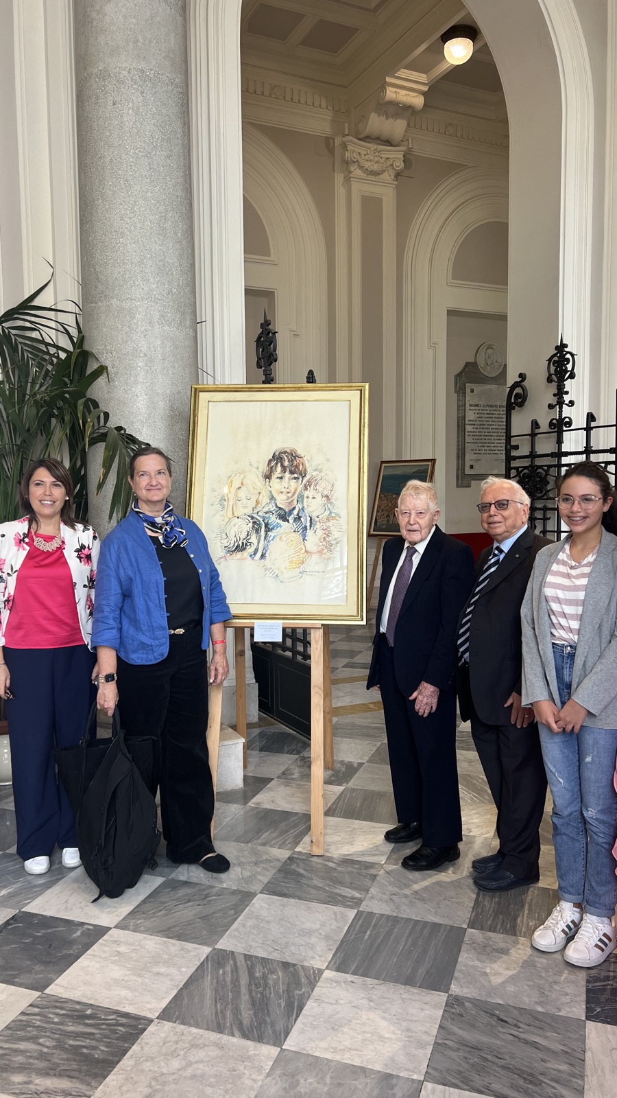 Reginald e Maggie Green davanti al ritratto di Nicholas, nell'atrio dell'Università degli Studi di Messina